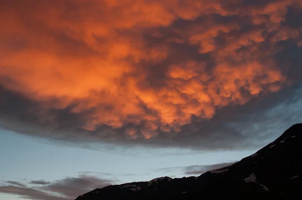 Spektakulära solnedgången i bergen — Stockfoto