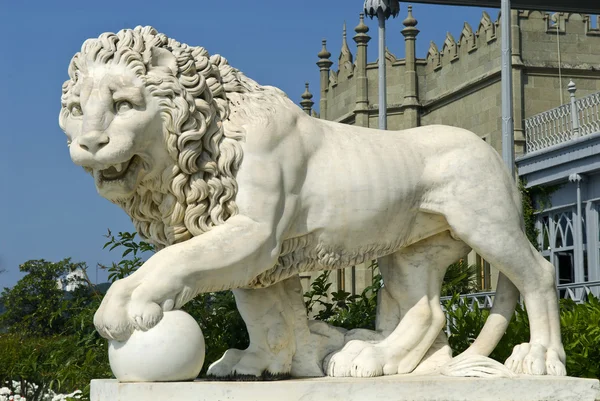 León de mármol - Palacio de Vorontsov, Crimea — Foto de Stock