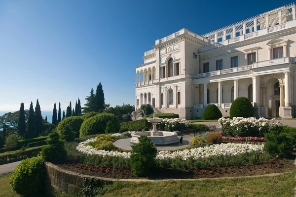 Livadia Sarayı son Rus çarı Nicholas Ii ve ailesinin Livadiya, Kırım'da bir yaz inziva oldu. Livadia Palace, mavi gökyüzünün arka planına bakılır. Ukrayna