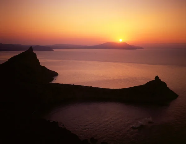 Zonsopgang boven de Kaap van meganom - Krim — Stockfoto