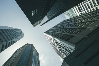 Central City 'deki modern iş gökdelenlerinin cam ve gökyüzü manzarası