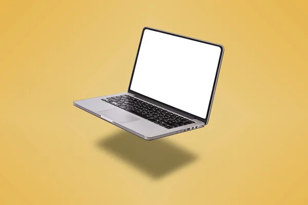 Laptop Computer Mit Leerem Bildschirm Auf Gelbem Hintergrund — Stockfoto