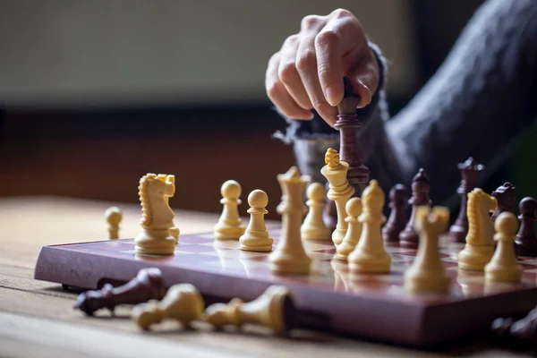 Close Shot Hand Van Jonge Vrouw Spelen Schaken Voor Het — Stockfoto