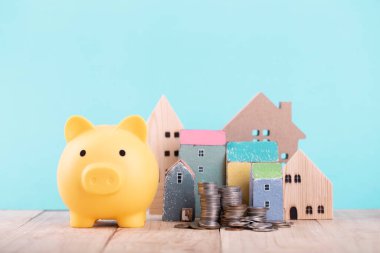 Ev için tasarruf için domuz kumbarası, bir daire ya da ev konsepti için kiranın geleceğini planlamak. Satılık ev ve dairenin en iyi değeri. Emlak piyasası.
