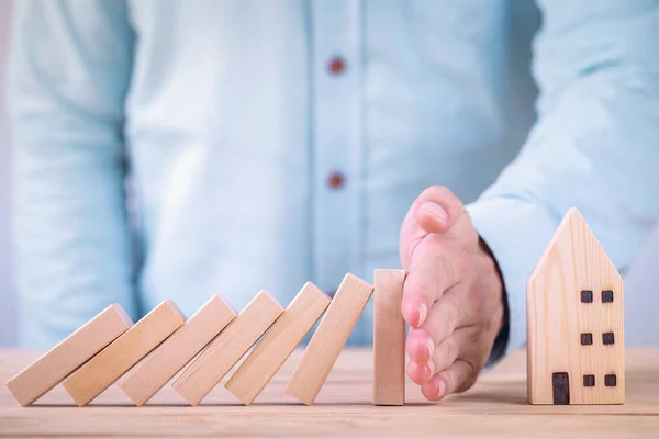 Zakelijke Handen Stoppen Houten Blokken Van Domino Effect Voordat Vernietigen — Stockfoto