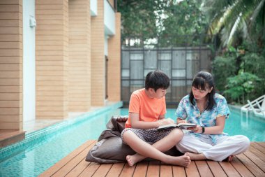 Anne ve oğul birlikte masal okuyorlar mutlu anne evde oğluyla öğreniyor, eğitim kavramı.