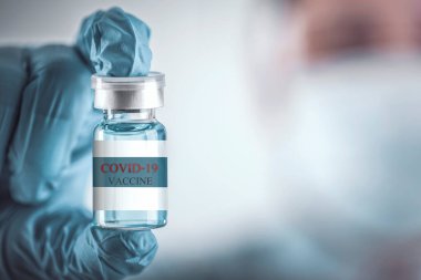 Mavi aşı kavanozu Corona virüsü enfeksiyonundan tedavi için ve virüslere bağışıklık kazandırmak için Covid-19, Sağlık ve Tıp Konsepti.