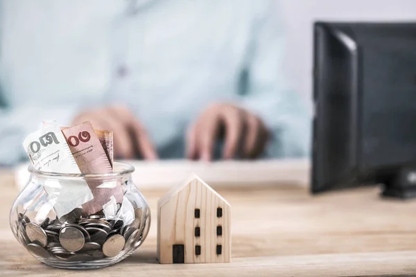 Zakenman Sparen Voor Investeringen Onroerend Goed Hypotheek Sparen Voor Koophuis — Stockfoto