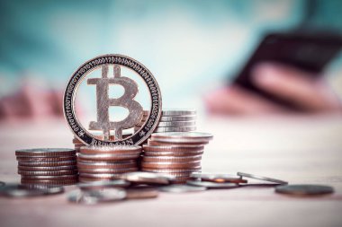Retro arka plan, mali yatırım konsepti ve Madencilik Bitcoin kripto para veya engelleme teknolojisi üzerine tek altın bitcoin sikkeleri yığın