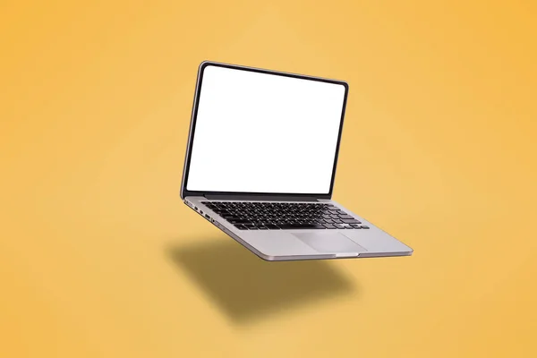 Laptop Oder Notebook Mit Leerem Bildschirm Auf Gelbem Hintergrund — Stockfoto