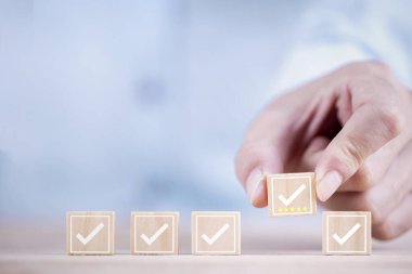 Tahta blokta kontrol listesi anketi sembolü, iş adamı tahta küp 5 Yıldız Memnuniyeti, müşteri hizmetleri en iyi ve en iyi değerlendirme konseptini işaretleme simgesini seçti