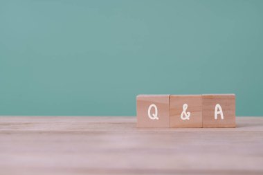 Tahta bloklarla harf, soru ve cevap içeren soru-cevap müşteri hizmetleri ve destek konsepti, Boşluğu Kopyala.