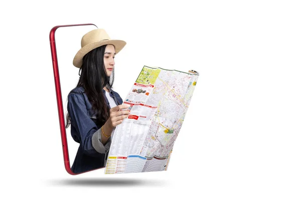 Piękna Młoda Azjatycka Kobieta Podróżnik Patrząc Trzymając Mapę Przez Telefon — Zdjęcie stockowe