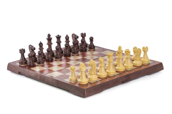 白い背景に隔離されたチェスの木片とレトロなチェスボード — ストック写真