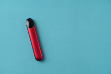 Modern Elektronik Sigara mavi arkaplanda izole edildi