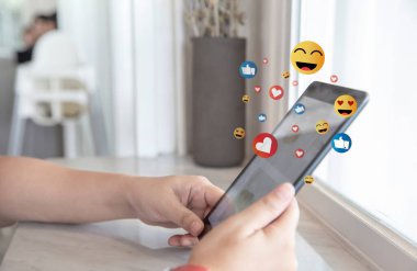 Çevrimiçi ve sosyal medyada akıllı telefon kullanan, sosyal medya ve uygulamalarla cep telefonunda çalışan, akıllı telefondaki sosyal ağ ve medya uygulamaları kavramı