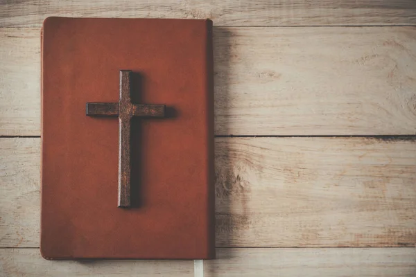 Salib Kristen Dengan Alkitab Suci Kayu Salib Kristen Vintage Konsep — Stok Foto
