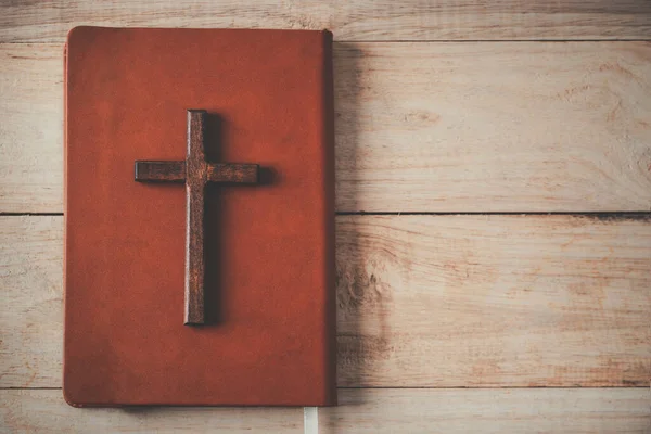 Hıristiyan haçı, ahşap üzerinde kutsal İncil, Vintage Christian Cross, umut kavramı, Hıristiyanlık, inanç, din ve kilise çevrimiçi.
