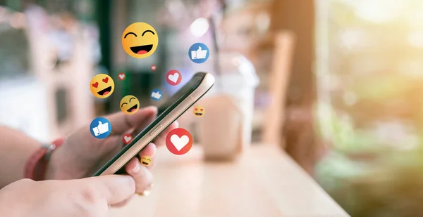 Çevrimiçi ve sosyal medyada akıllı telefon kullanan, sosyal medya ve uygulamalarla cep telefonunda çalışan, akıllı telefondaki sosyal ağ ve medya uygulamaları kavramı