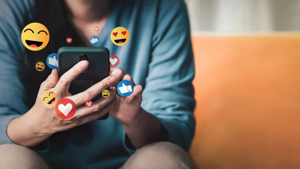 Çevrimiçi ve sosyal medyada akıllı telefon kullanan, sosyal medya ve uygulamalarla cep telefonunda çalışan, akıllı telefondaki sosyal ağ ve medya uygulamaları kavramı