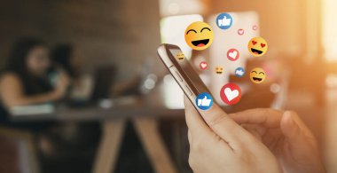 Çevrimiçi ve sosyal medyada akıllı telefon kullanan, sosyal medya ve uygulamalarla cep telefonunda çalışan, akıllı telefondaki sosyal ağ ve medya uygulamaları kavramı