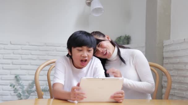아시아인 컴퓨터로 거실에서 비디오 새로운 사회적 — 비디오