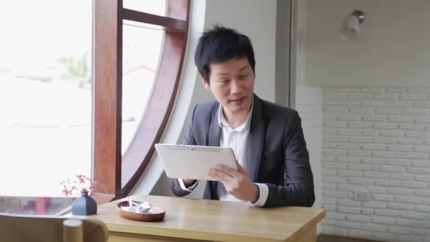 Azië Zakenman Klant Zit Tablet Wachten Voedsel Ontvangen Van Serveerster — Stockvideo