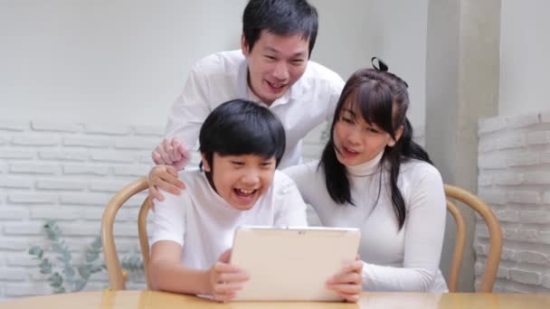Happy Asian Family Talking Video Conference Computer Together Living Room — Stock video