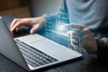 İşadamı dijital tablet üzerinde bilgisayar laptopu, e-belge üzerinde e-imza ve sanal ekranda sanal not defteri, elektronik imza, kağıtsız ofis konsepti kullanıyor.