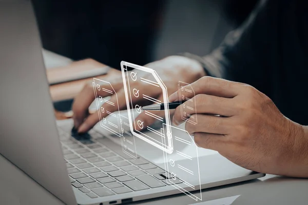 Geschäftsmann Mit Computer Laptop Auf Dokument Auf Digitalem Tablet Signatur — Stockfoto