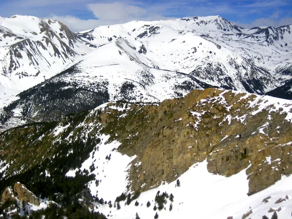 Cadena cubierta de nieve — Foto de Stock