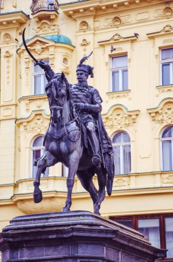 Zagreb, Hırvatistan - 10 Haziran 2017: Hırvatistan 'ın başkenti Zagreb' deki merkez meydandaki Josip Jelaciç heykelini yasaklayın