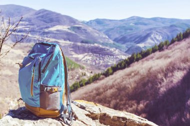 Dağ Arkaplanındaki Mavi Sırt Çantası