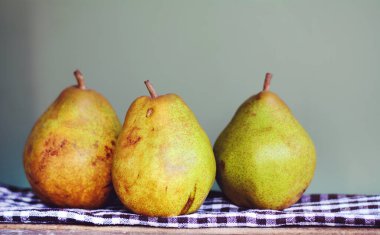 Yeşil Arka plan 'da organik armutlar