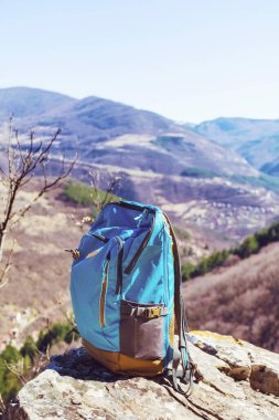 Dağ Arkaplanındaki Mavi Sırt Çantası