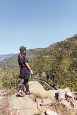 Çıtır çıtır organik sebze cipsi, havuç, pancar ve brokoli. Sağlıklı cips.