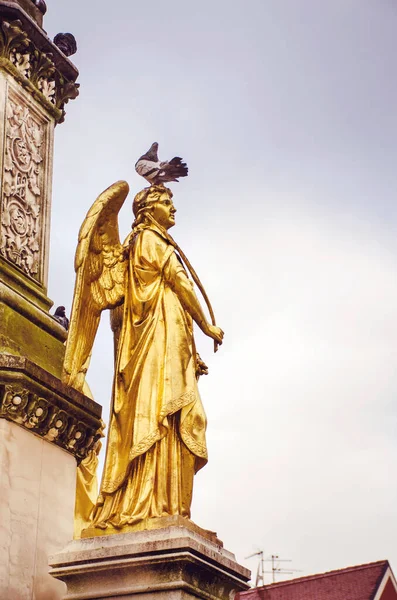 Estátua Anjo Ouro Frente Catedral Zagreb Croácia — Fotografia de Stock