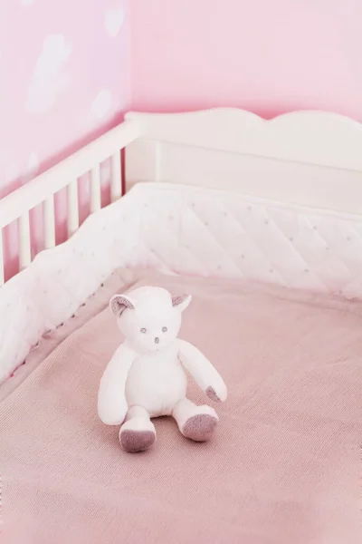 Witte Houten Babybedje Met Berenspeelgoed Een Roze Kamer — Stockfoto