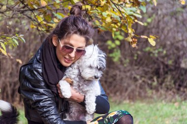 Güz Parkı 'nda Beyaz Havan Köpeğine Kucaklayan Güzel Genç Kadın.
