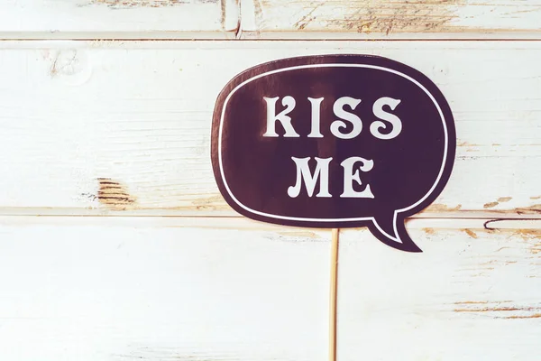 Κόμμα Ραβδί Φιλί Κείμενο Μου Ένα Λευκό Ξύλινο Φόντο — Φωτογραφία Αρχείου