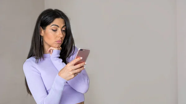Linda Triste Preocupada Mulher Infeliz Olhando Para Seu Smartphone — Fotografia de Stock
