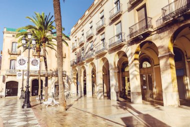 Vilanova i la Geltru, İspanya - 20 Haziran 2018: Palmiyeli Vilanova i la Geltru ana meydanı 