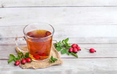 Ahşap arka planda gül çayı