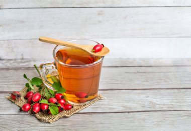 Ahşap arka planda gül çayı