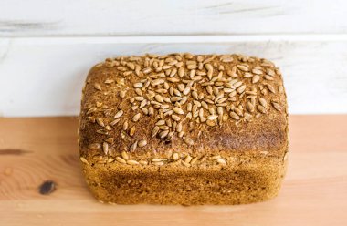 bütün tahıl ekmeği ile ayçiçeği tohumu