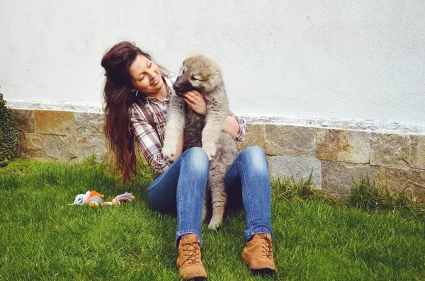 Hermosa Mujer Sonriente Jugando Con Lindo Perro Pastor Bebé Aire — Foto de Stock