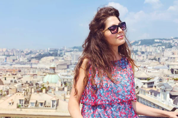 Mujer Joven Pie Balcón Sobre Ciudad Verona Italia —  Fotos de Stock