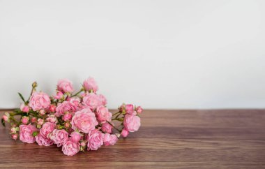 Tahta arka planda güzel pembe güller  