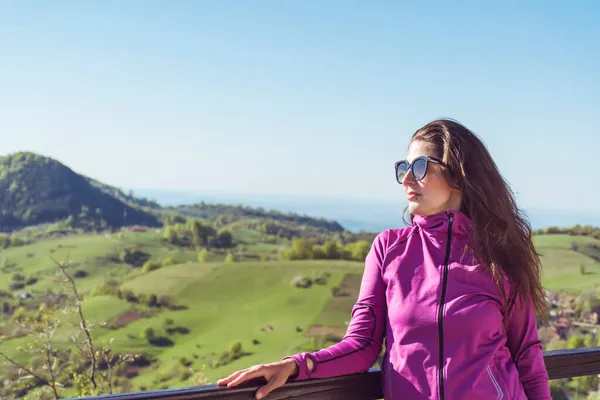Mujer Joven Una Alta Montaña Verano Con Una Vista Impresionante —  Fotos de Stock