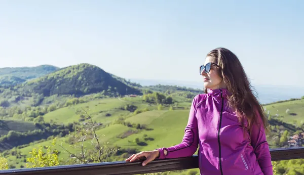 Mujer Joven Una Alta Montaña Verano Con Una Vista Impresionante —  Fotos de Stock